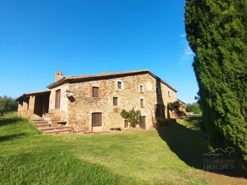 Rustic finca Masia of 5 hectares near the Costa Brava and PGA Golf
