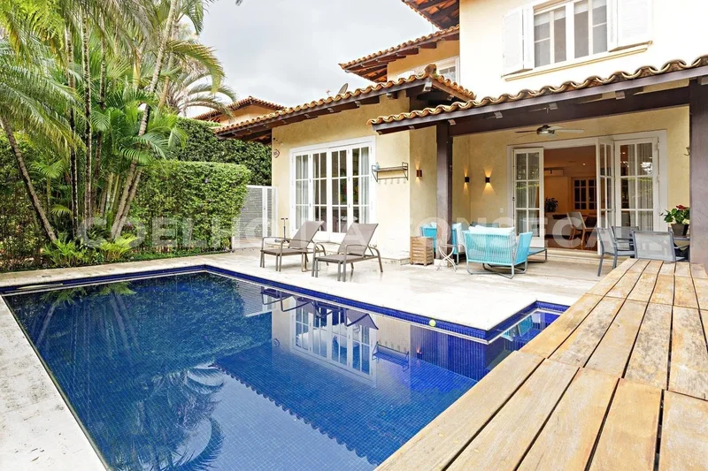 Sophisticated Urban Retreat with Outdoor Amenities