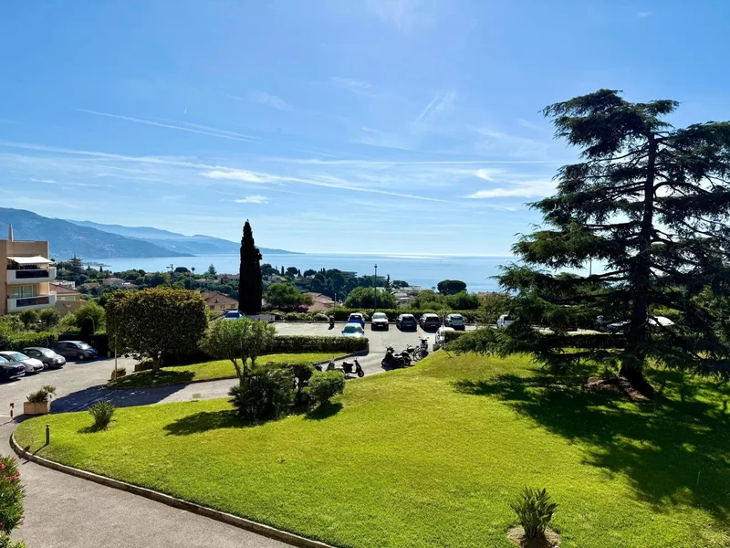 "Les Charmilles" – Renovated 2- bedroom apartment with cellar and parking