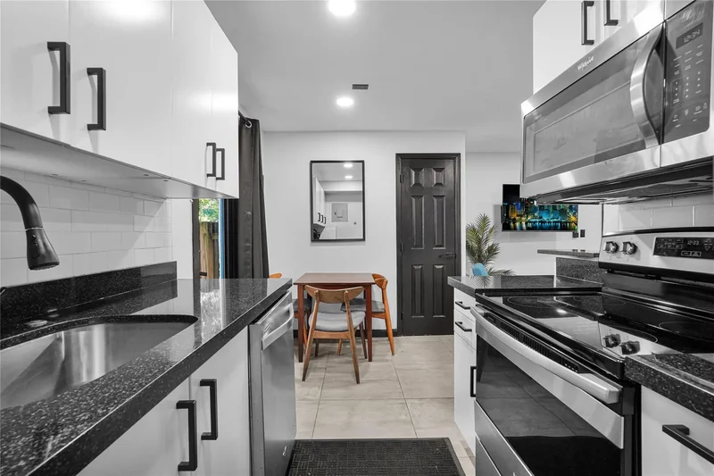 621 NE 28th St, Oakland Park, Florida, United States. - Photo 10