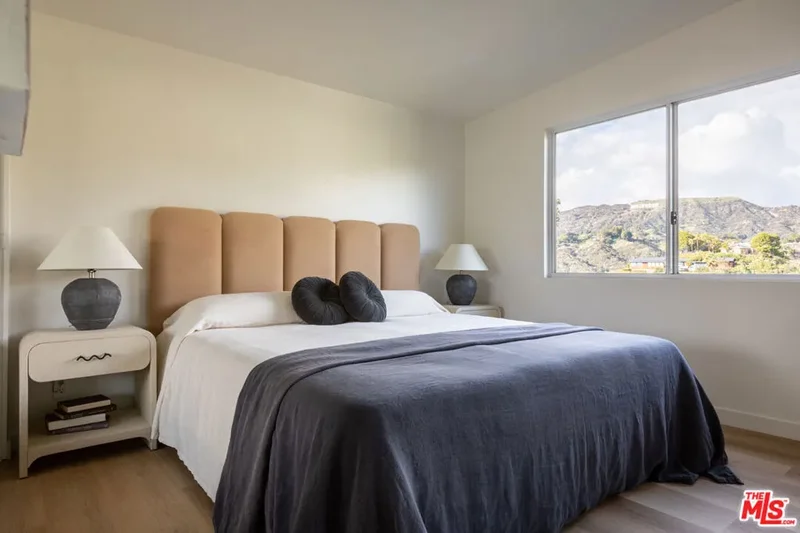 5661 Spreading Oak Drive, Los Angeles, California, United States. - Photo 14