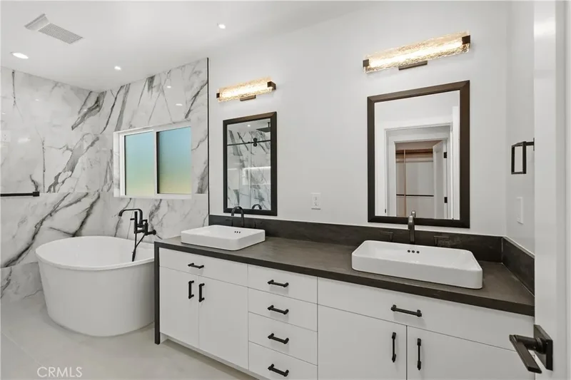 17962 Valley Vista Boulevard, Encino, CA 91316, Los Angeles, California, United States. - Photo 15