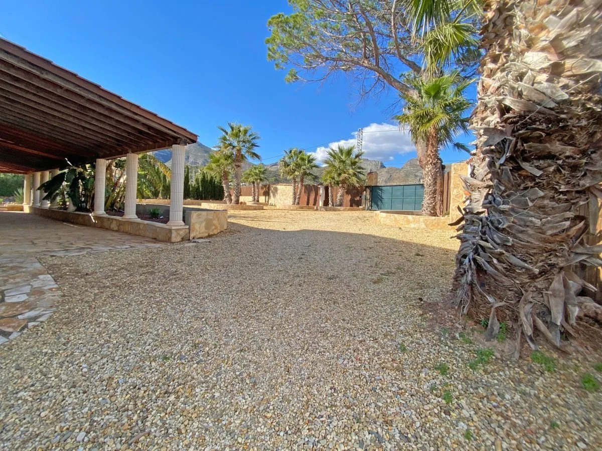 Exterior photo 6
