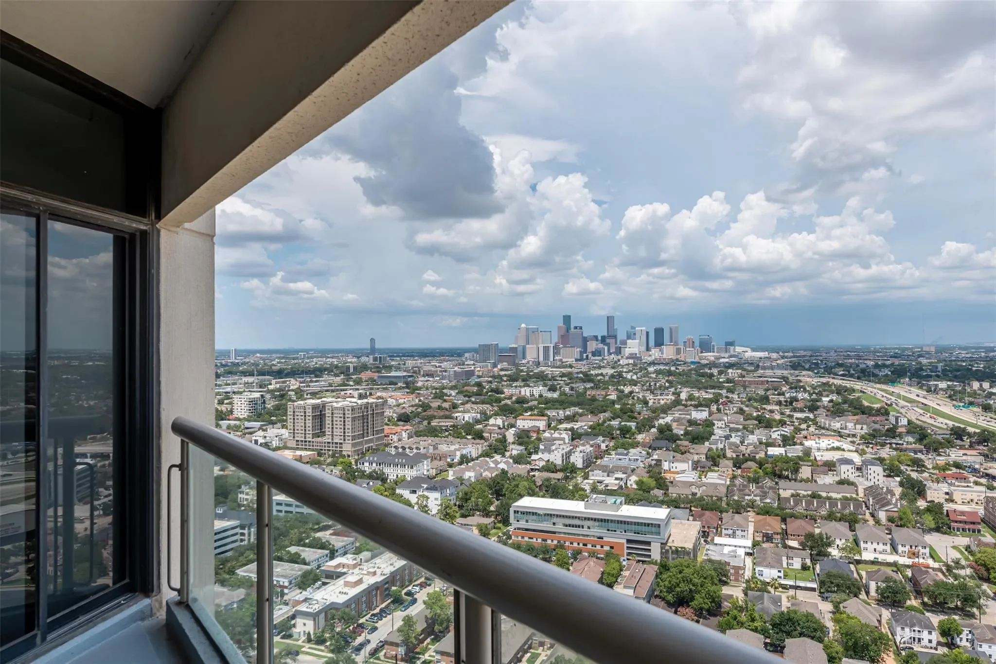 1701 Hermann Drive 34L, Houston, Texas, United States. - Photo 23