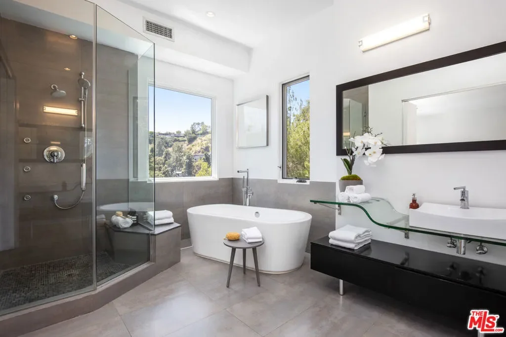 1642 Lindacrest Drive, Beverly Hills, California, United States. - Photo 4
