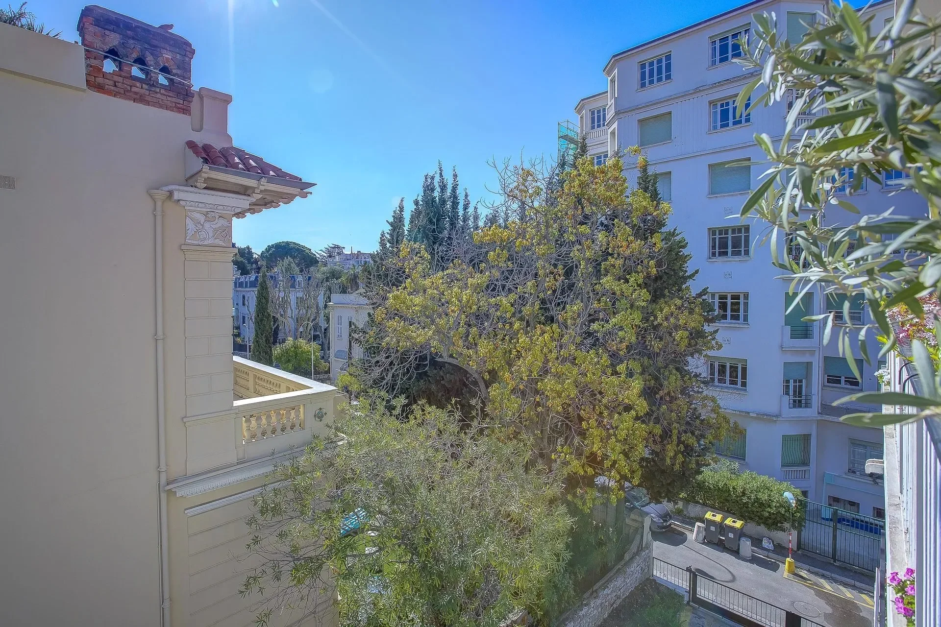 Exterior photo 1