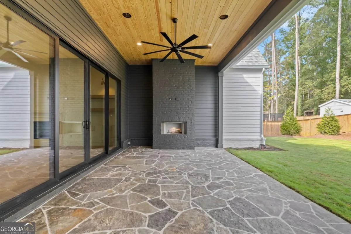 Exterior photo 6