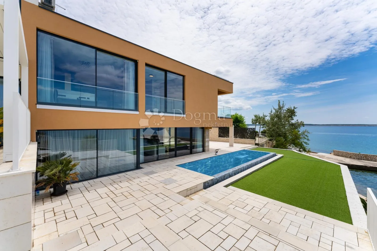 Exterior photo 8
