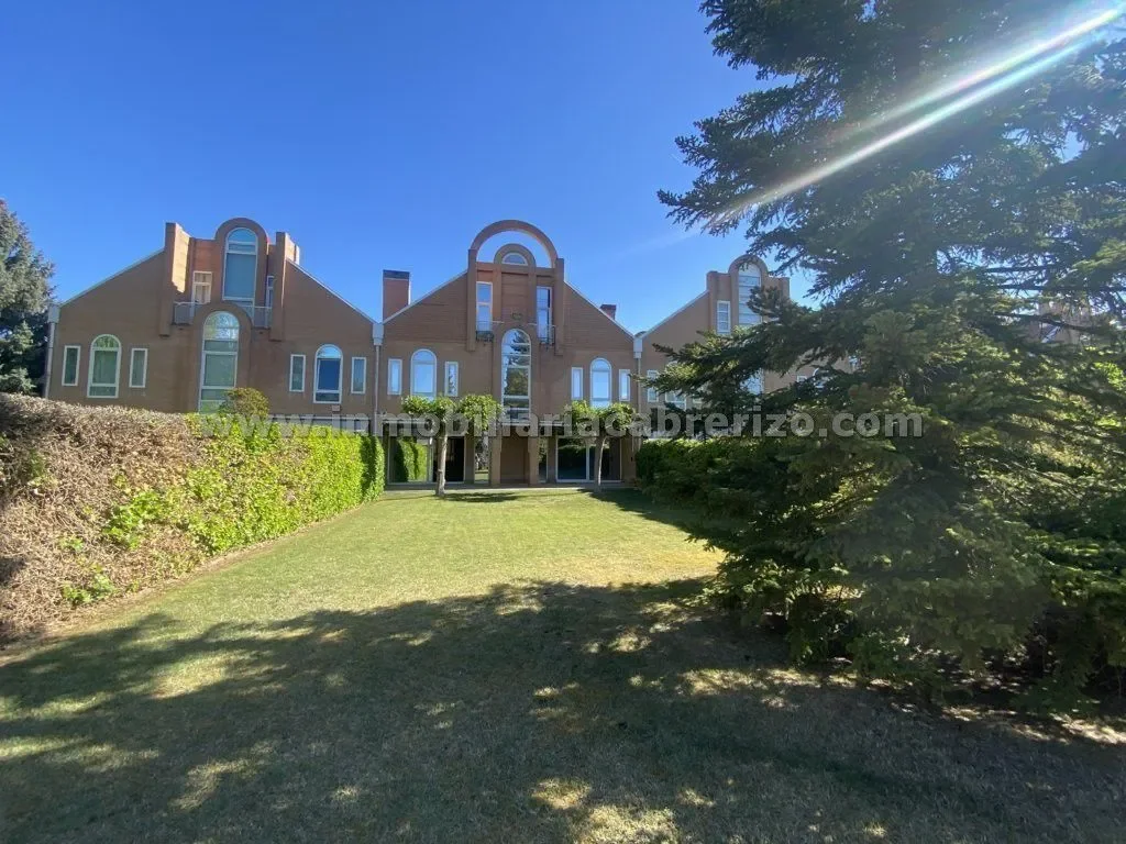 Exterior photo 2