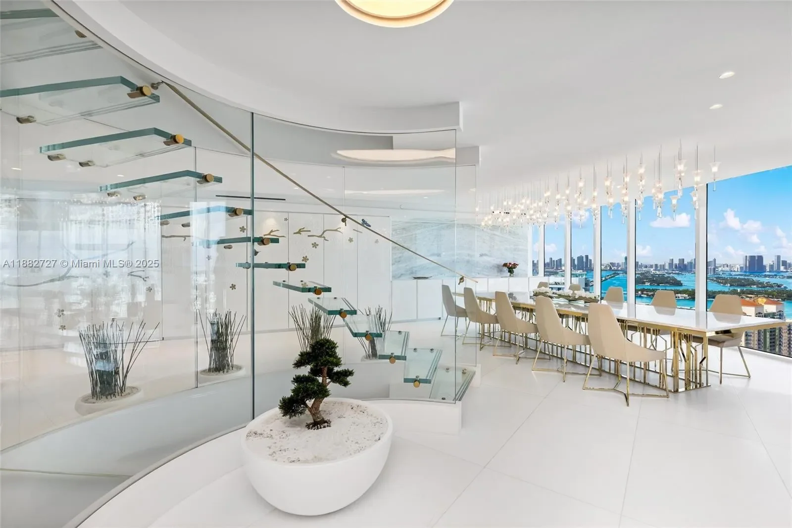 300 S Pointe Dr PH-5, Miami Beach, Florida, United States. - Photo 7