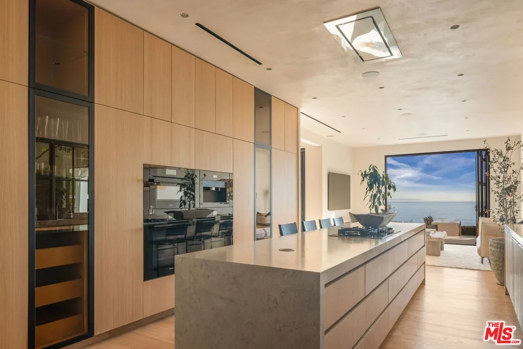 24824 Pacific Coast Highway, Malibu, California, United States. - Photo 21