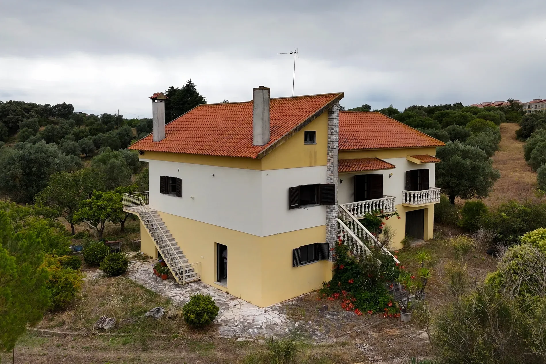 Exterior photo 2