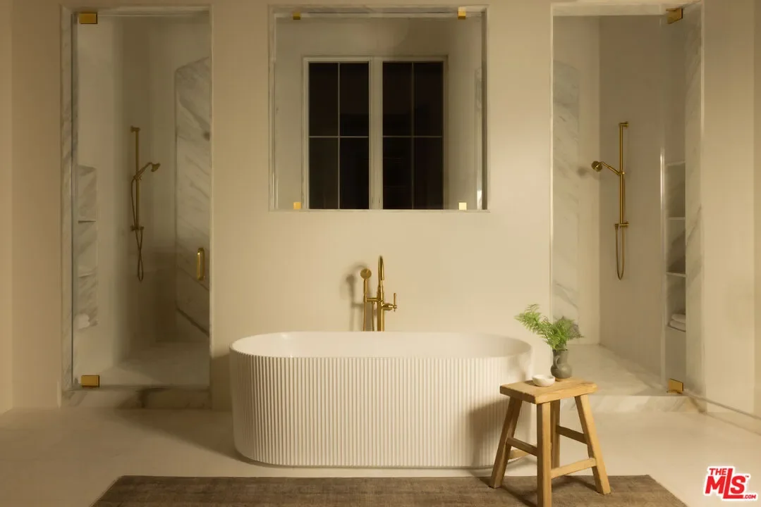 1682 San Onofre Dr, Los Angeles, California, United States. - Photo 13