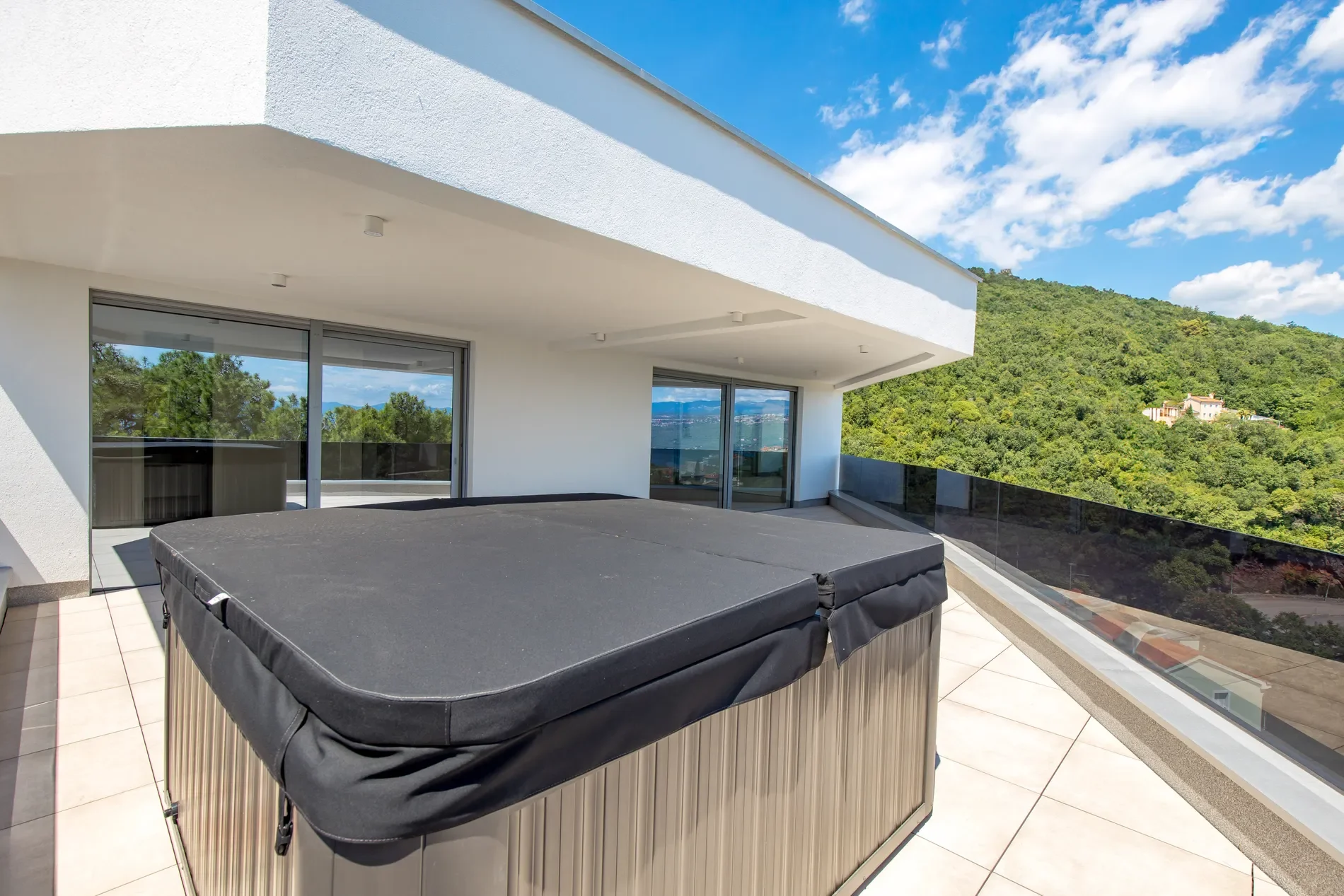 Exterior photo 4