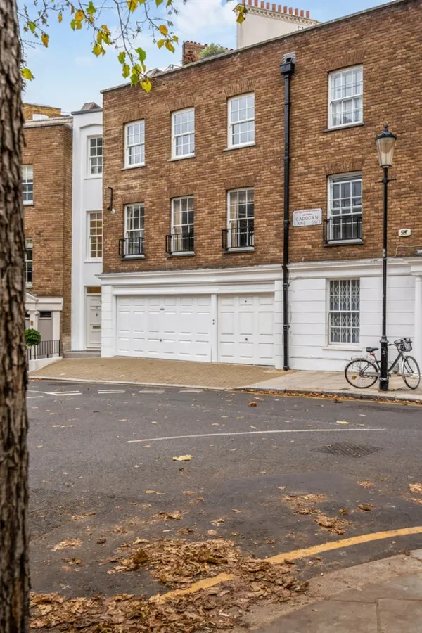 Cadogan Lane, London, SW1X, London, England, United Kingdom. - Photo 12