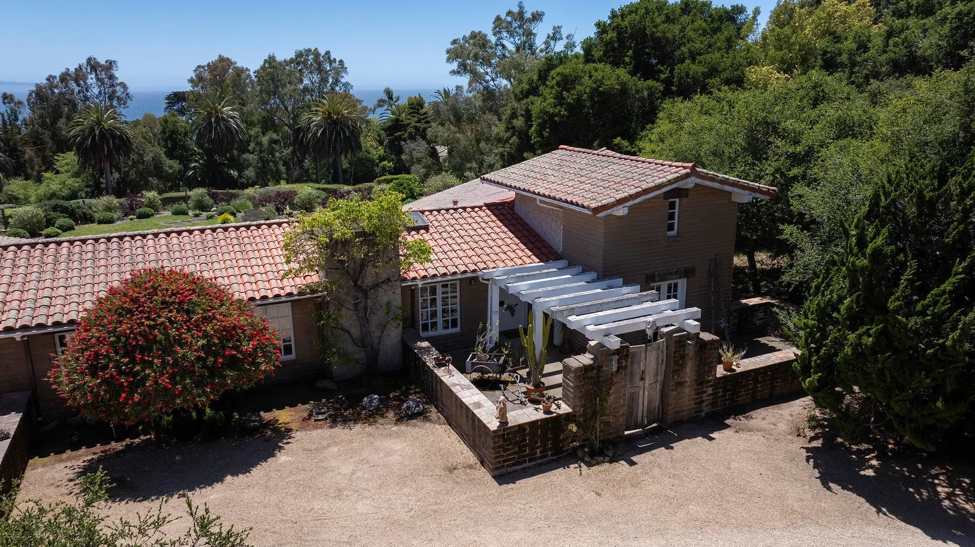 Exterior photo 5