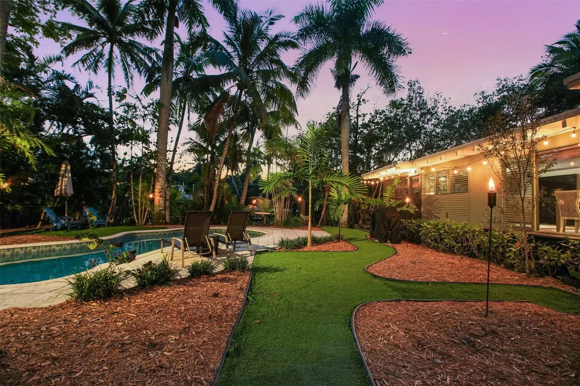 Exterior photo 5