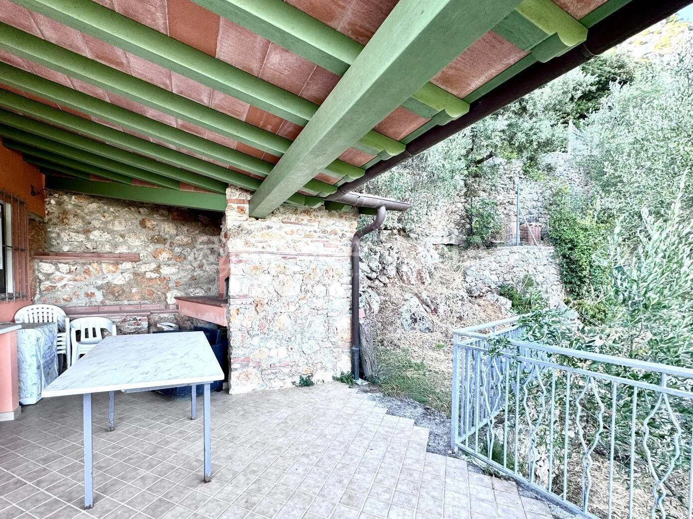 Exterior photo 1