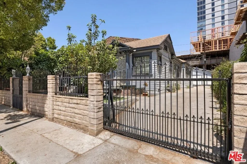 1516 La Baig Avenue, Los Angeles, California, United States. - Photo 11