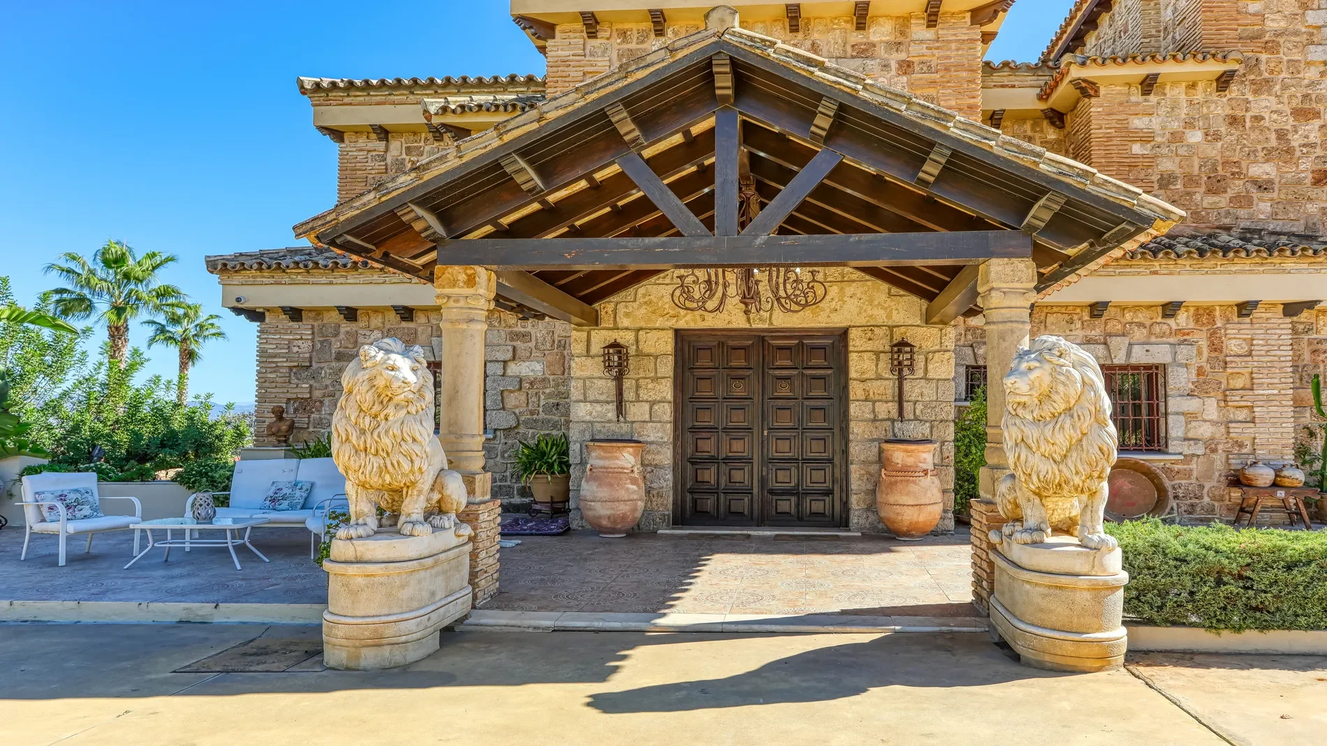 Exterior photo 5