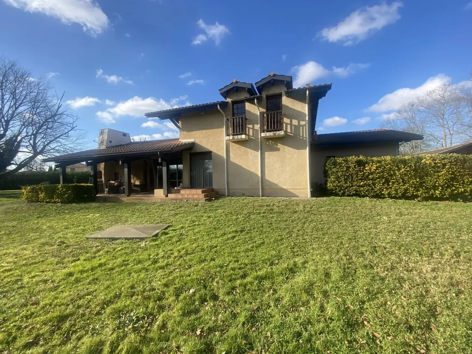 Exterior photo 5