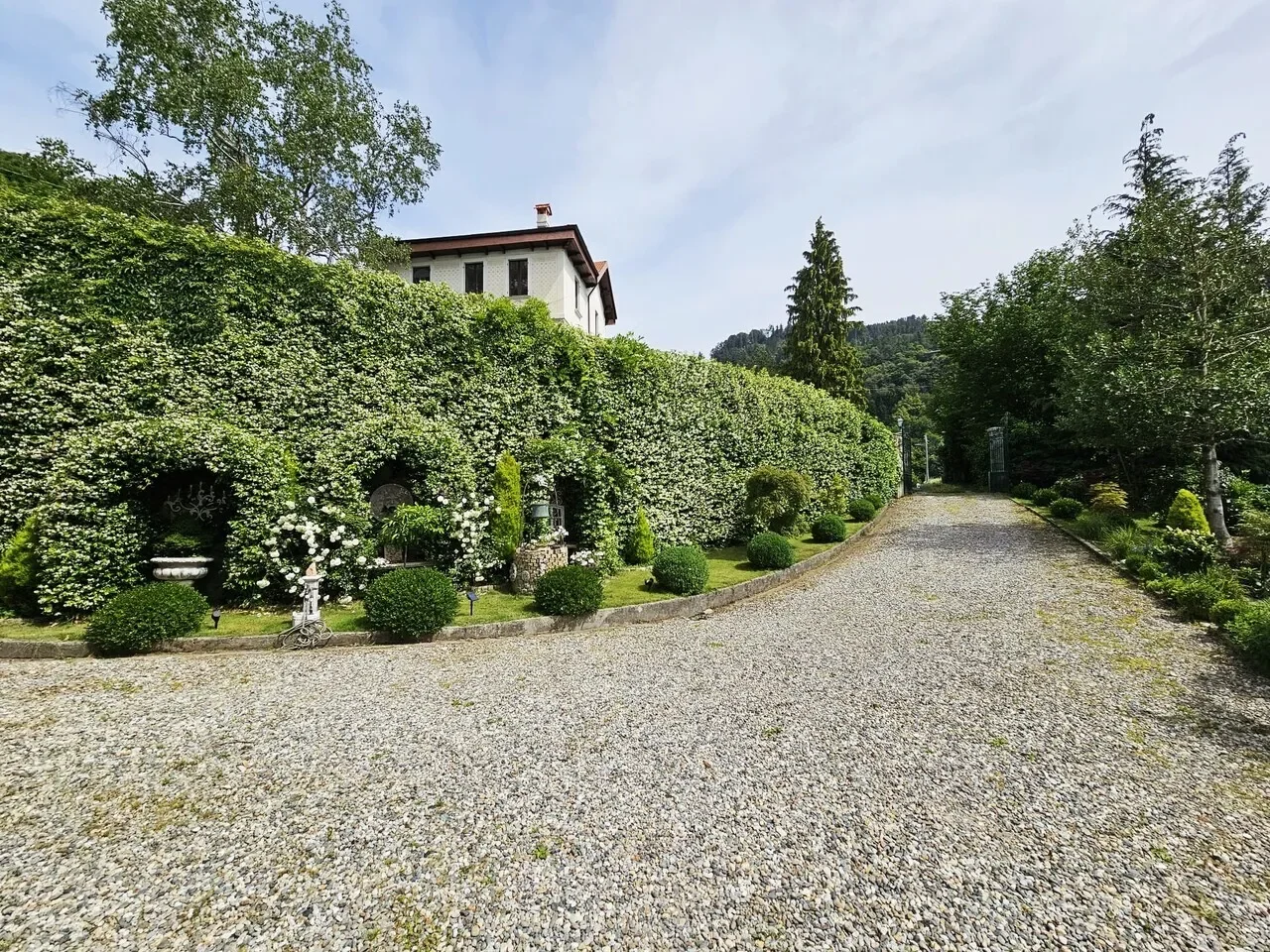 Bee, in sunny location and absolute quiet and peaceful, with privacy - historic villa with garden