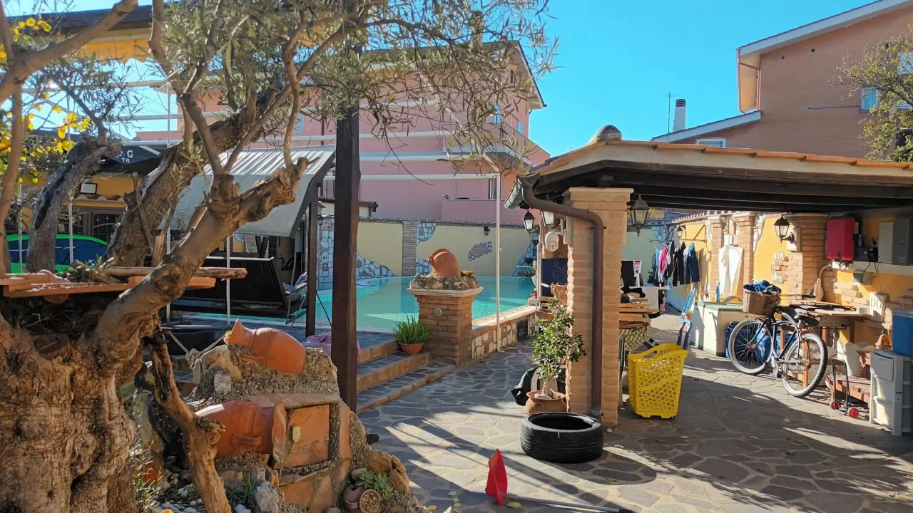 via delle scuole, Fiumicino, Lazio, Italy. - Photo 4