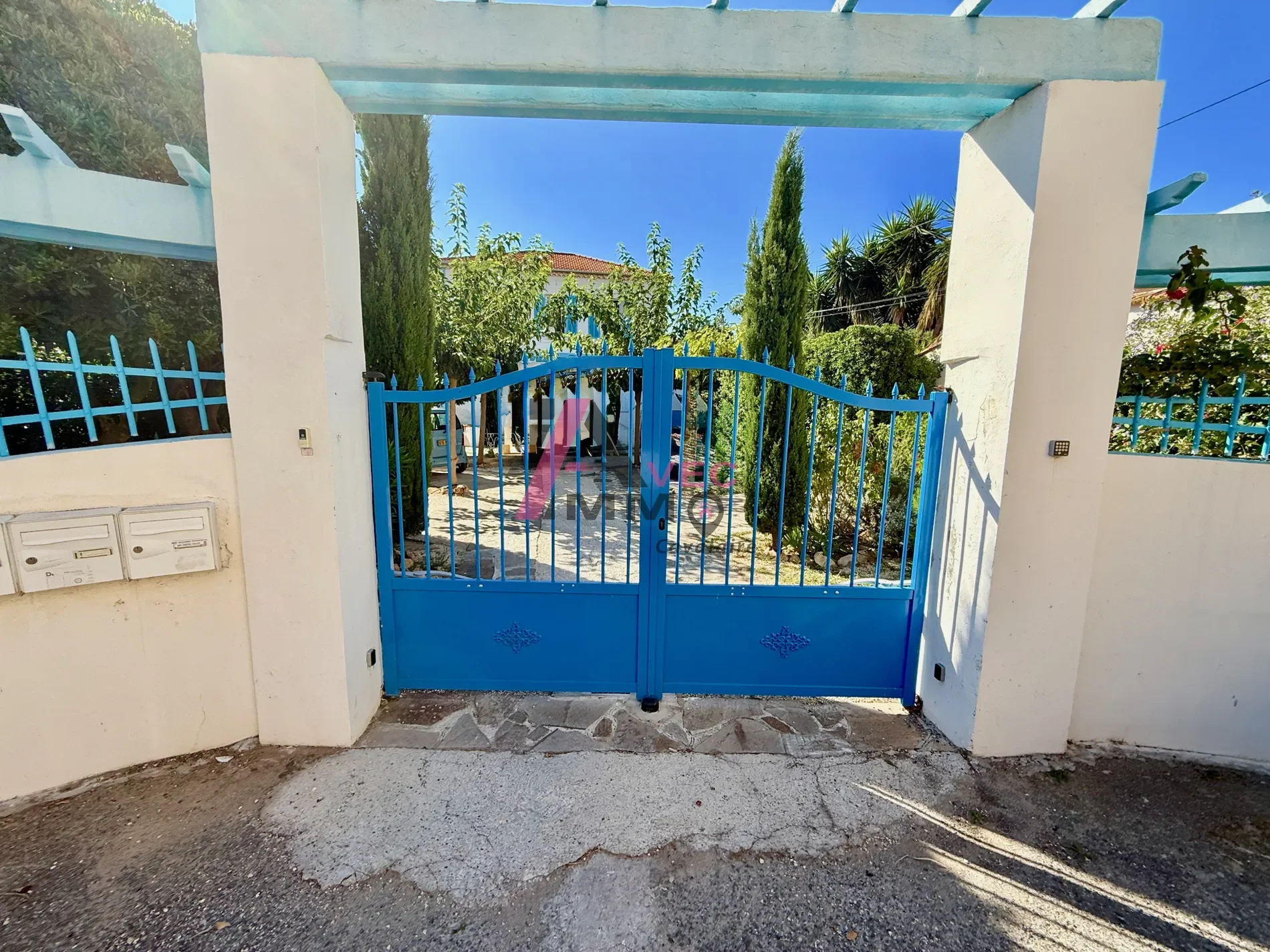 Exterior photo 3