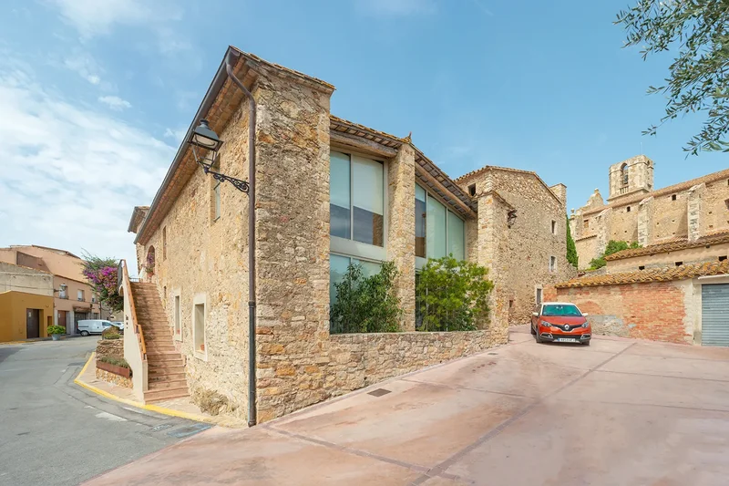 HOTEL RURAL CON ENCANTO Y RESTAURANTE A 2 KM PLAYAS COSTA BRAVA. BAIX EMPORDA. GERONA. ESPAÑA