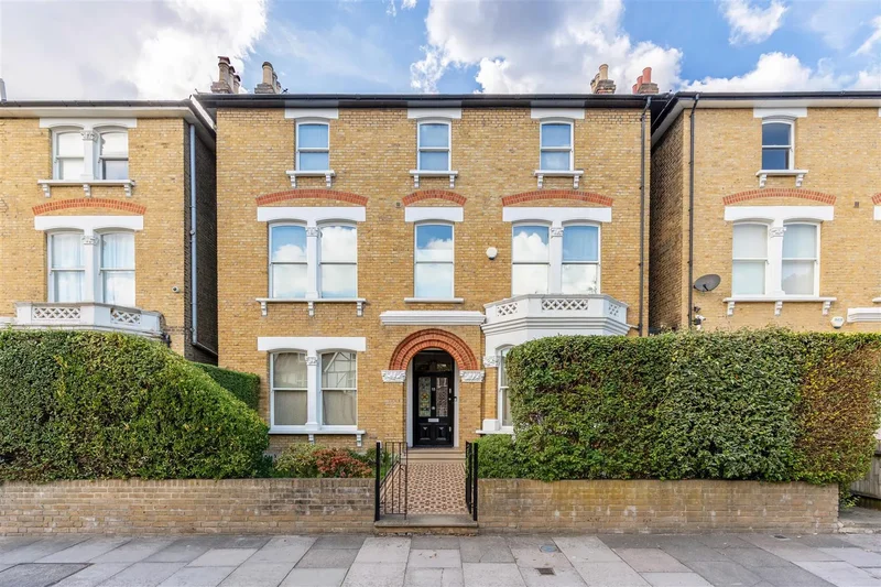 6 bedroom House for sale in London
