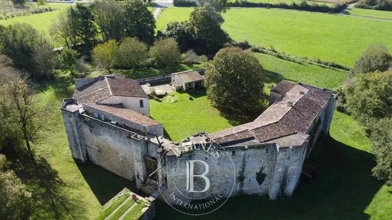 Saintes, Nouvelle-Aquitaine, France. - Photo 4