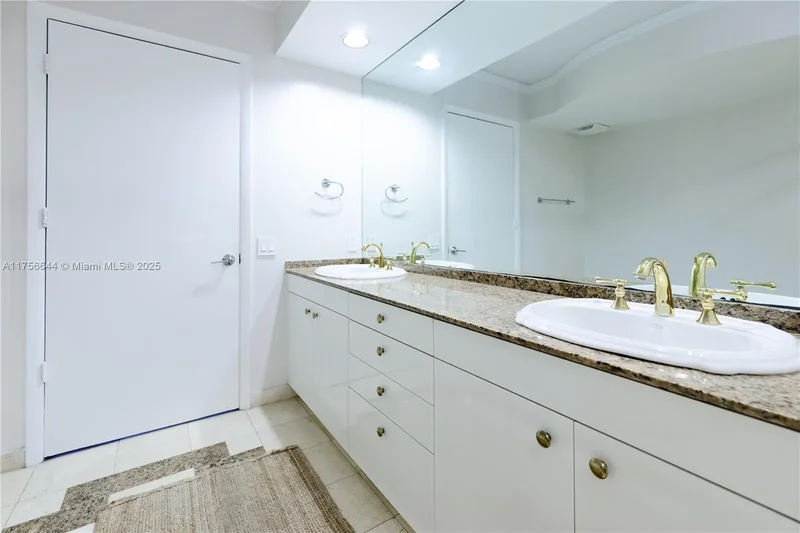 19111 Collins Ave 207, Golden Beach, Florida, United States. - Photo 27