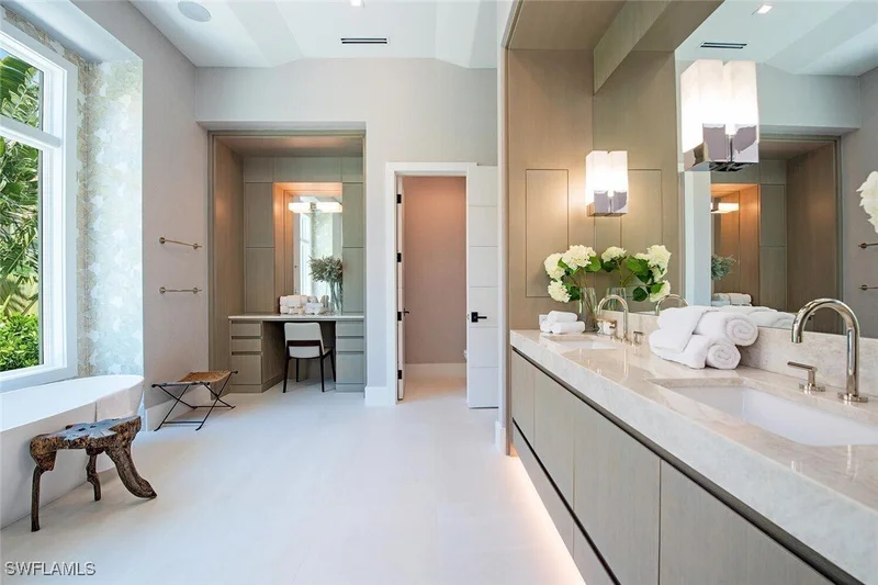 Single Family Residence in Naples