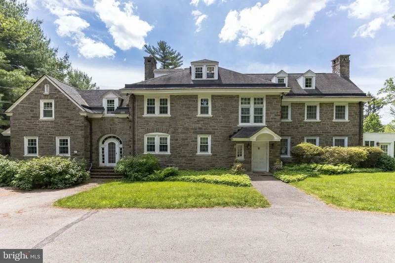 6 Bedrooms Single Family Detached