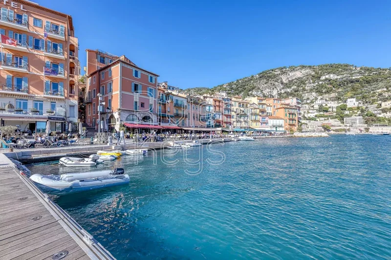 VILLEFRANCHE-SUR-MER: Stunning 2-bedroom apartment with sea view