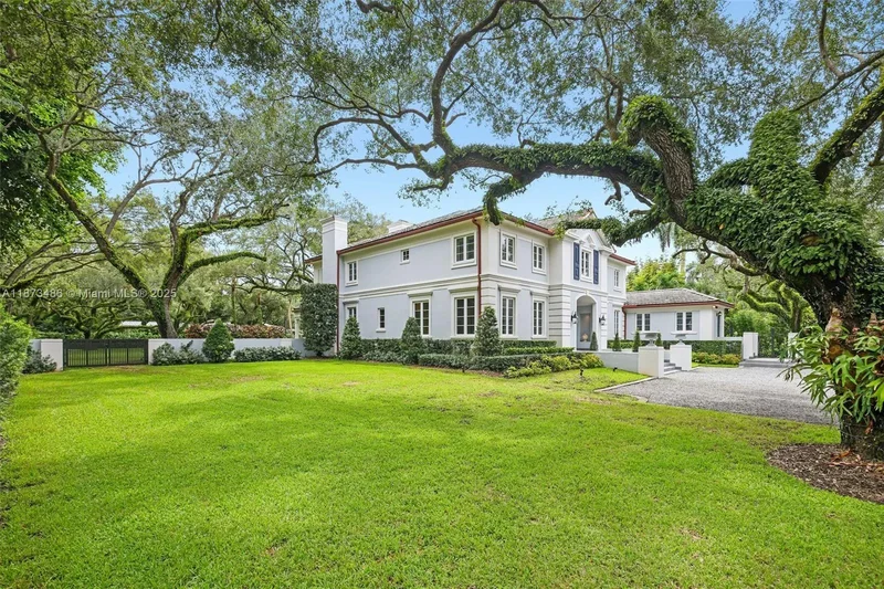 5400 Banyan Trl, Coral Gables, Florida, United States. - Photo 9
