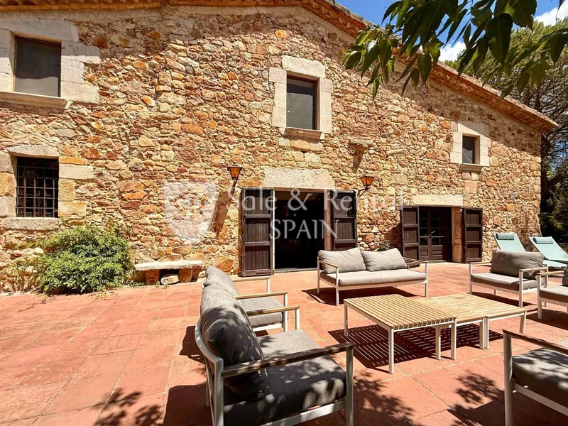 LISTED 17TH-CENTURY FARMHOUSE WITH APPROXIMATELY 14,000 M² OF LAND AND POOL IN LLAGOSTERA
