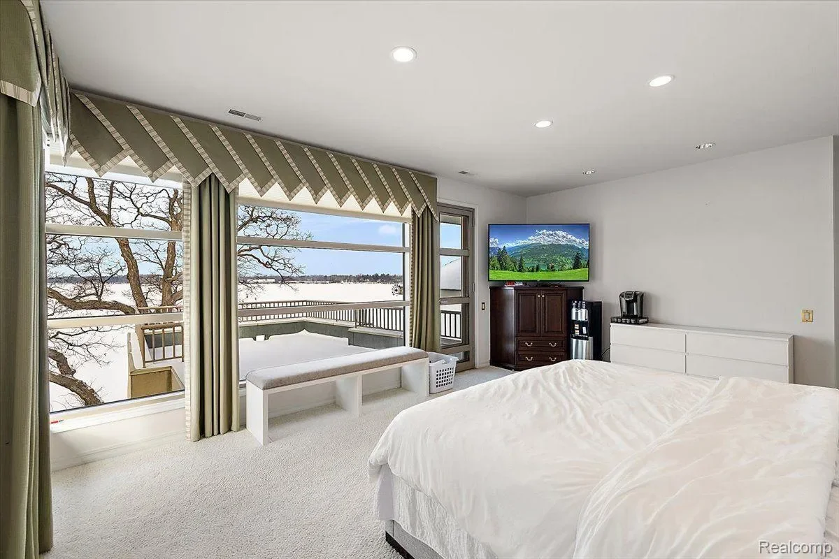 3468 PINE ESTATES Drive, West Bloomfield Charter Township, MI 48323, Orchard Lake Village, Michigan, United States. - Photo 4