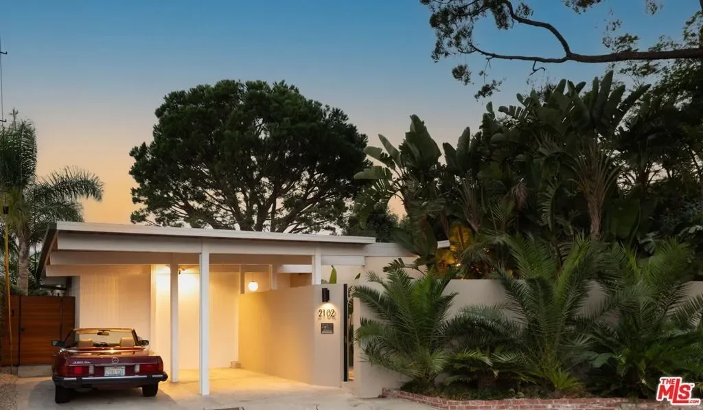 2102 Ridgemont Drive, Los Angeles, California, United States. - Photo 24