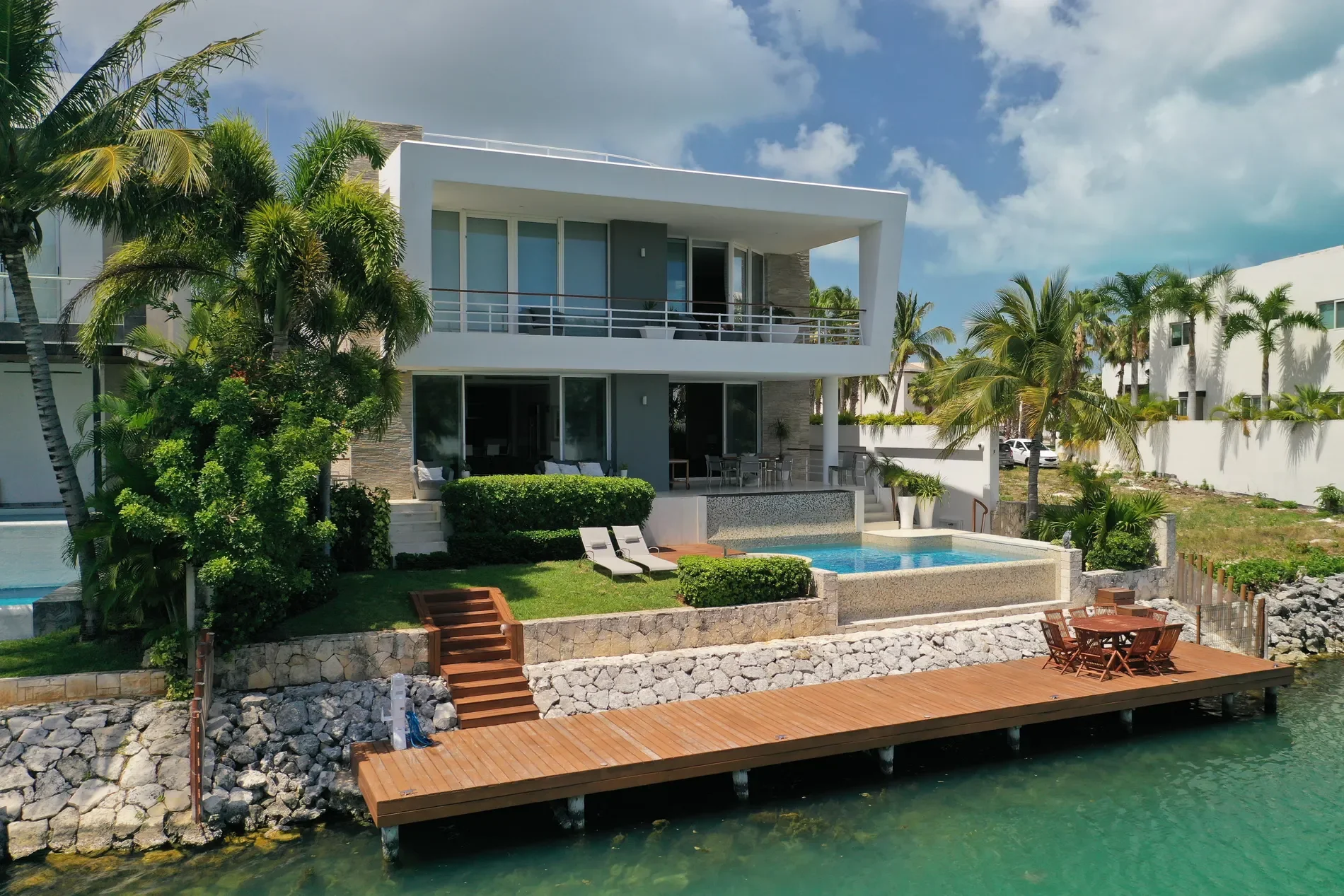 Exterior photo 3