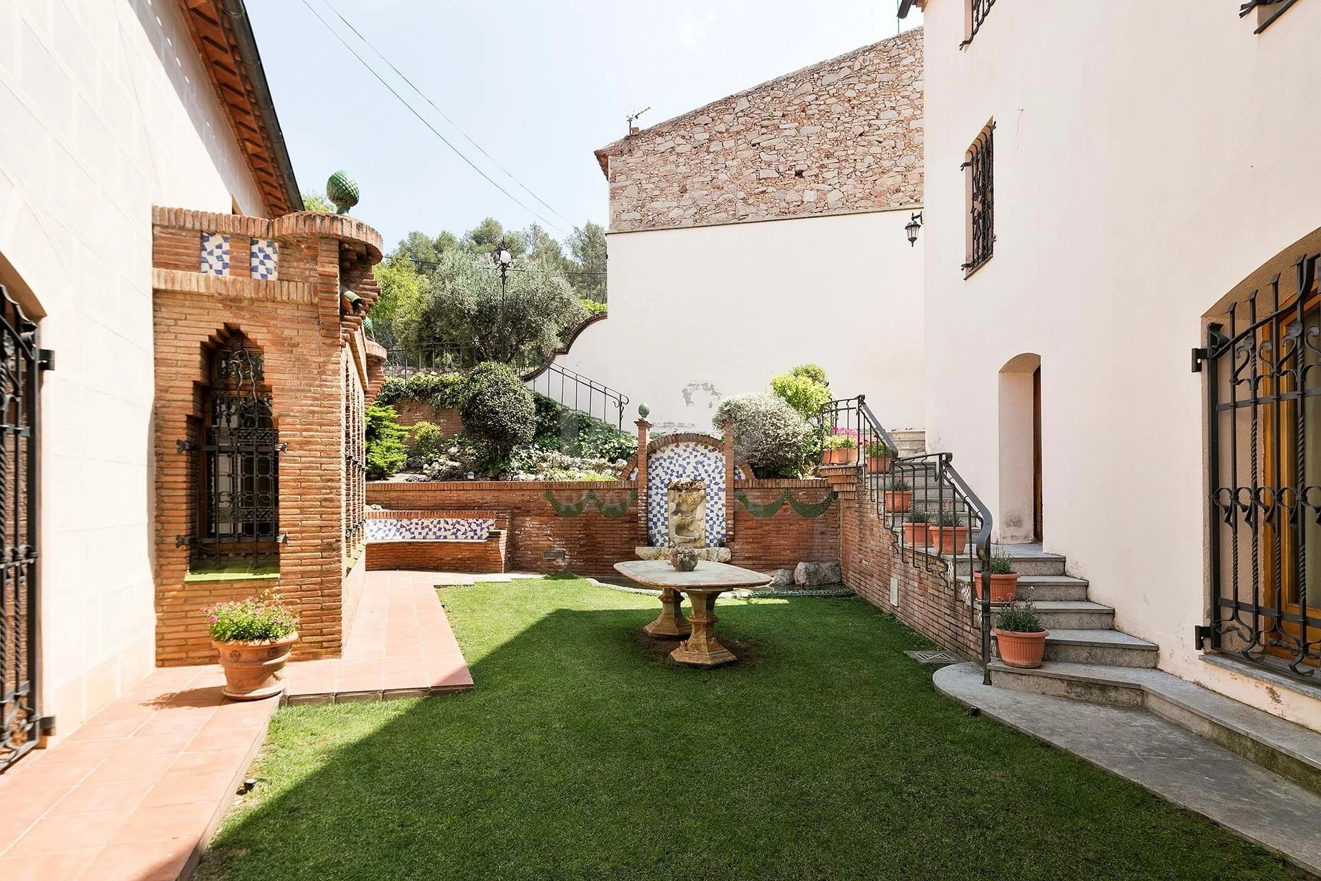 Exterior photo 2