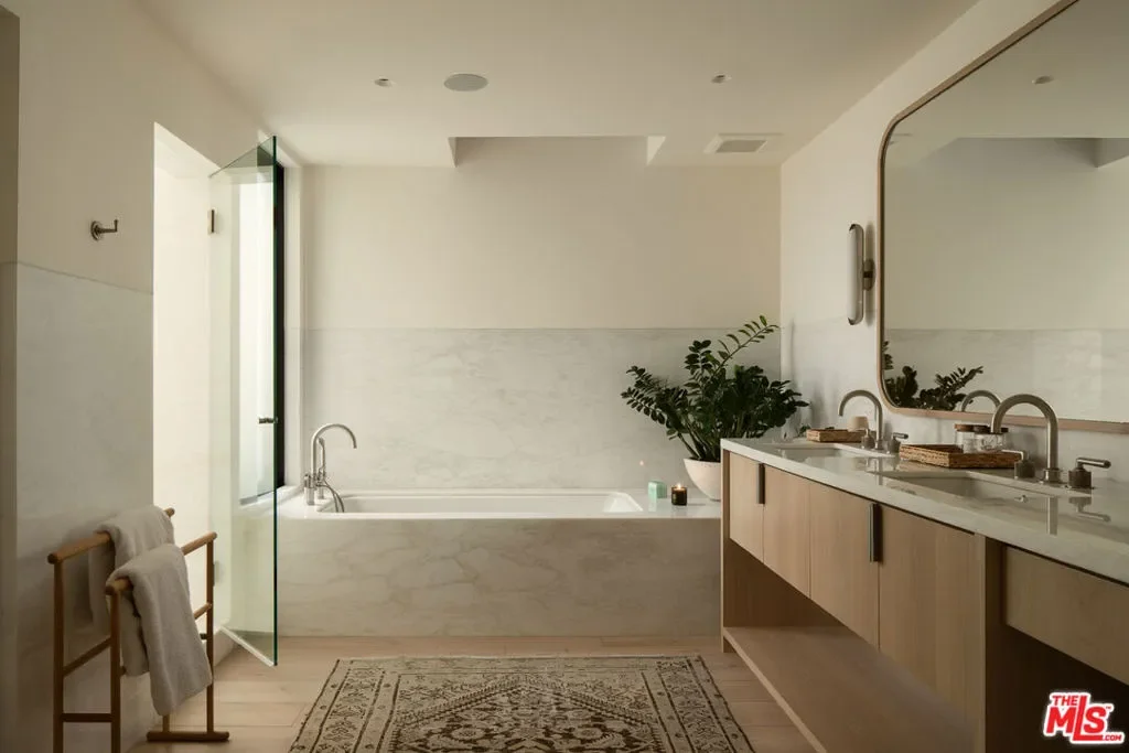 120 N Hart Avenue, Santa Monica, California, United States. - Photo 9