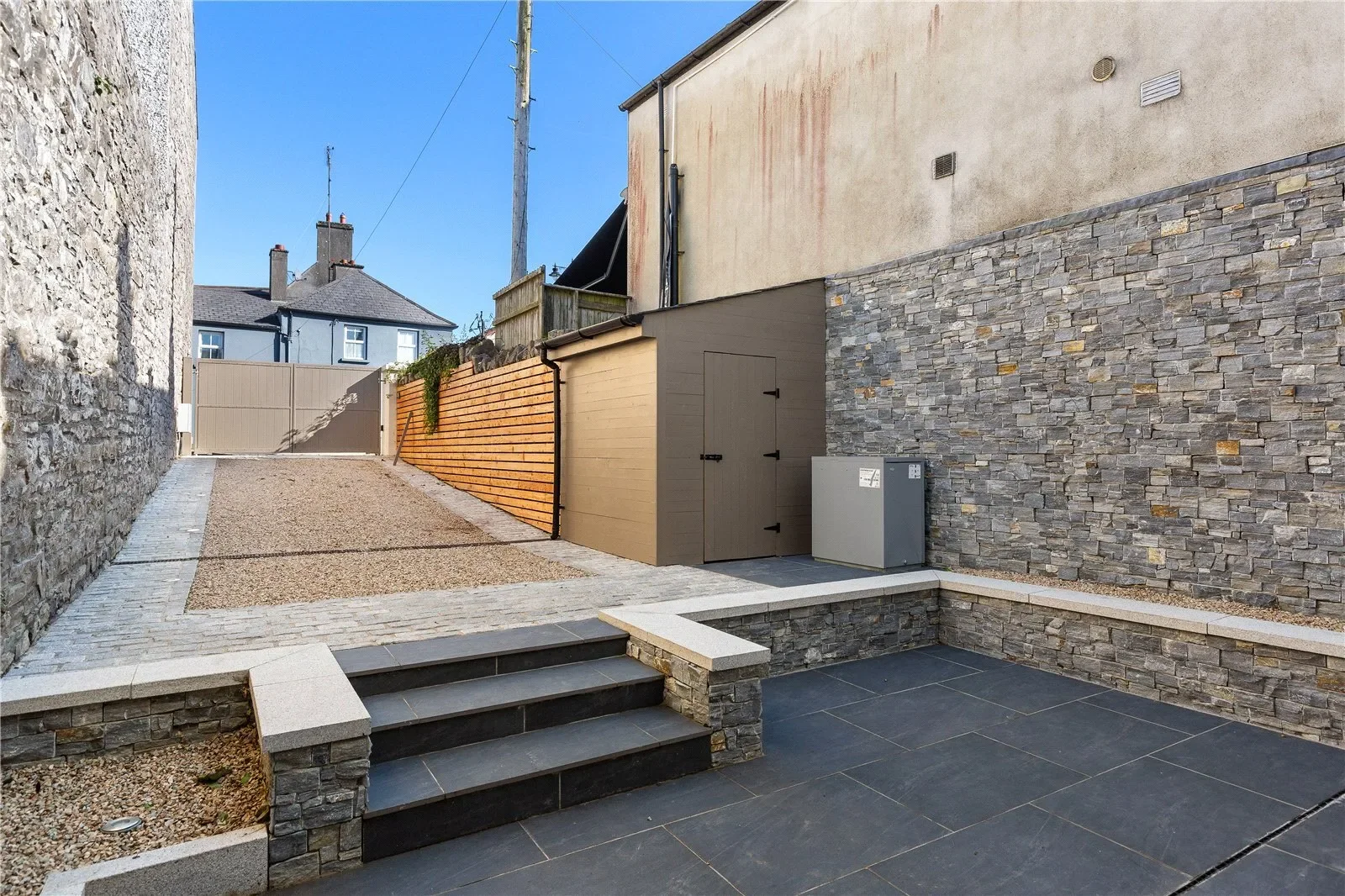 Exterior photo 3