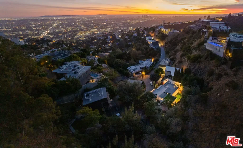 1790 Viewmont Drive, Los Angeles, California, United States. - Photo 17