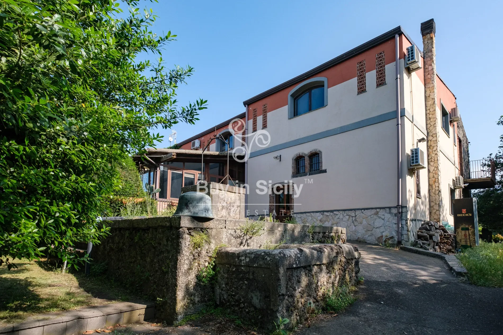 Exterior photo 5