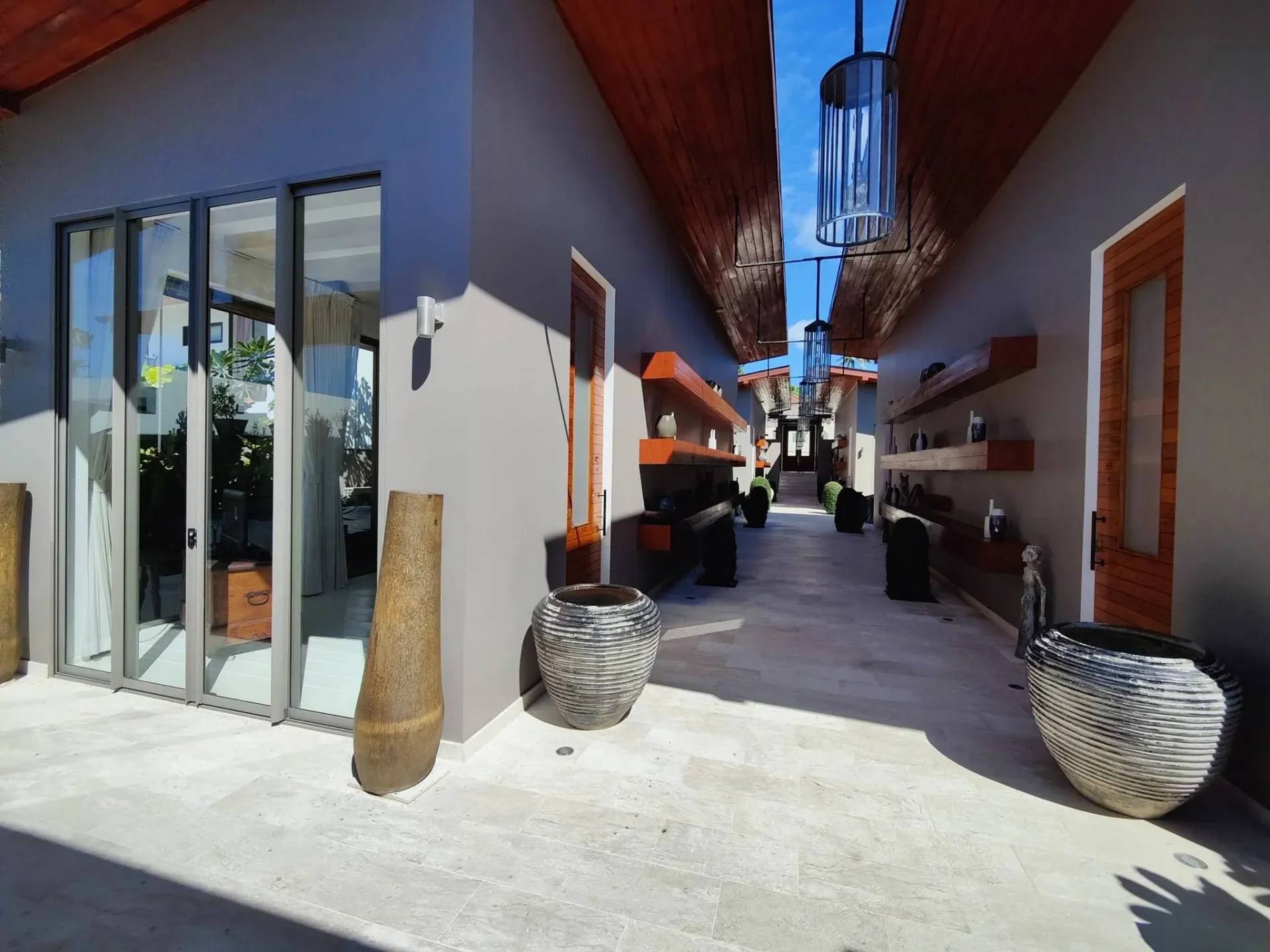 Exterior photo 6