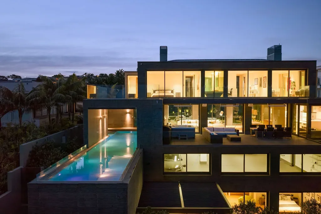 Exterior photo 4