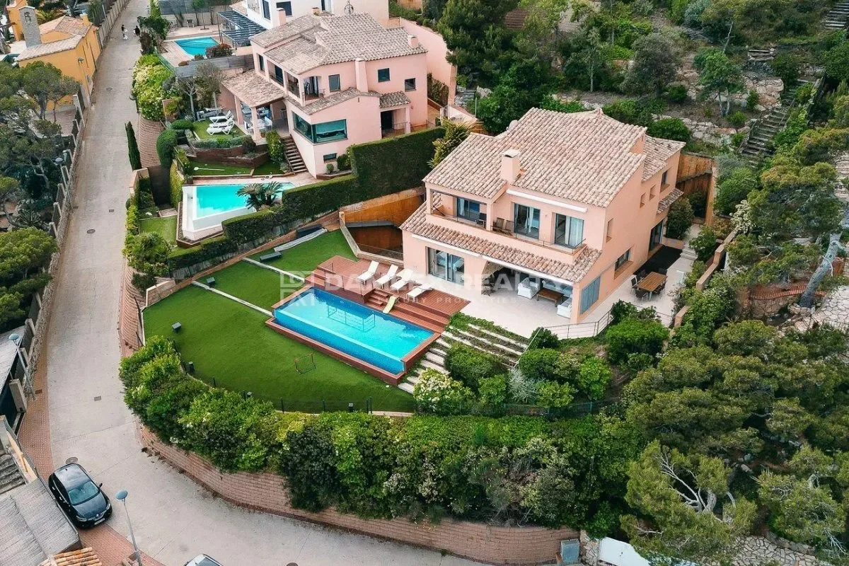 Exterior photo 2