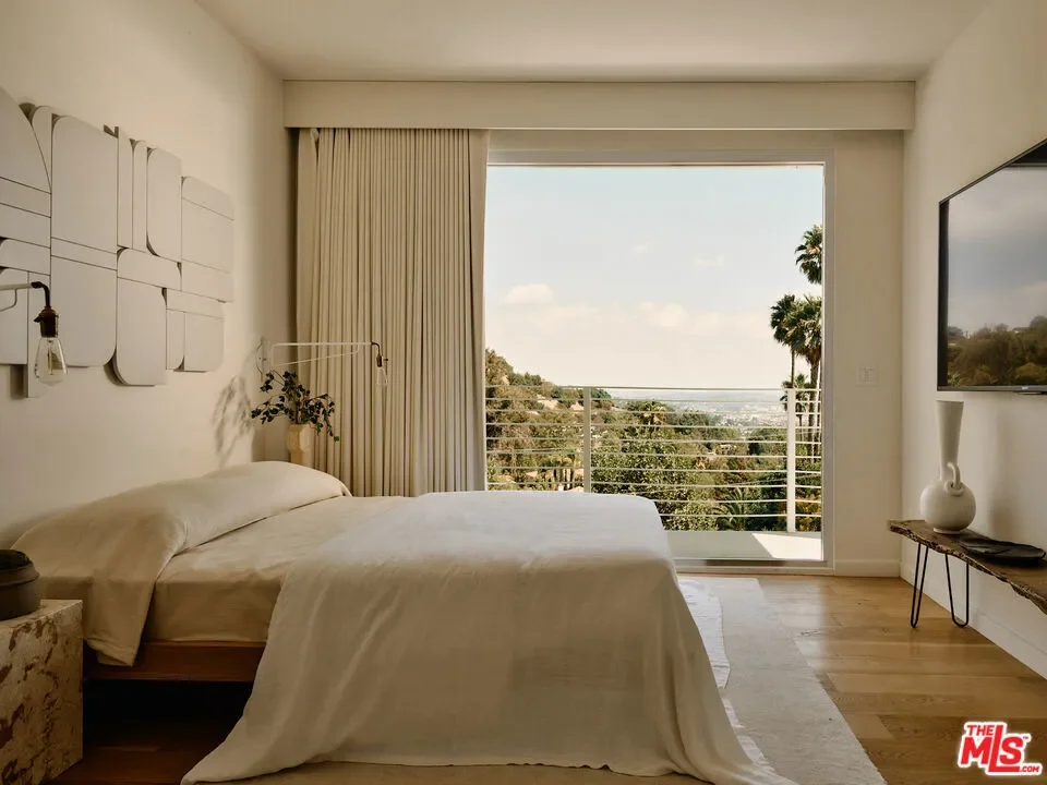 2635 Carman Crest Drive, Los Angeles, California, United States. - Photo 13