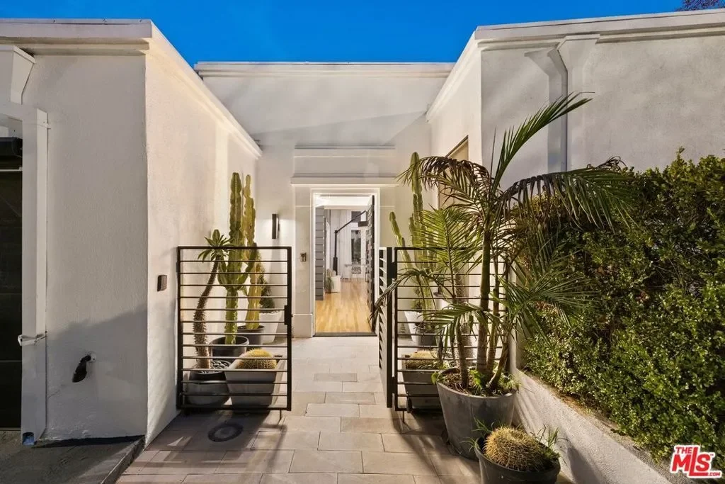 9314 Lloydcrest Drive, Beverly Hills, California, United States. - Photo 14